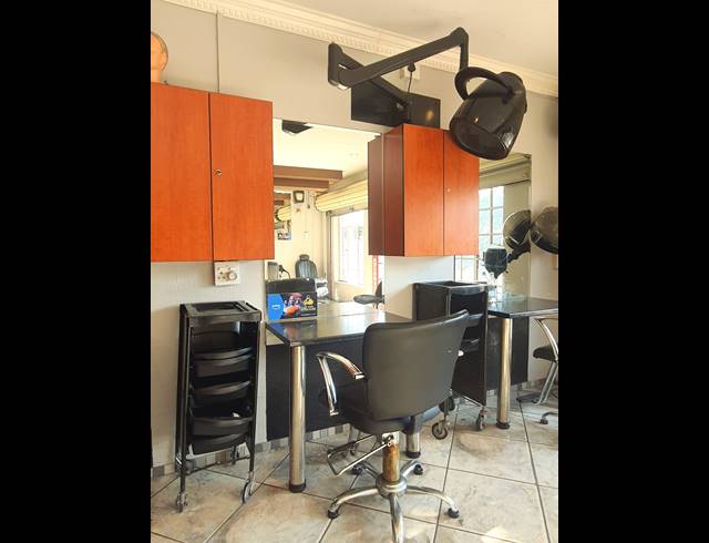 48M² BUSINESS CENTRE TO LET IN HALFWAY GARDENS